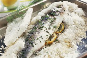 Foto branzino in crosta di sale
