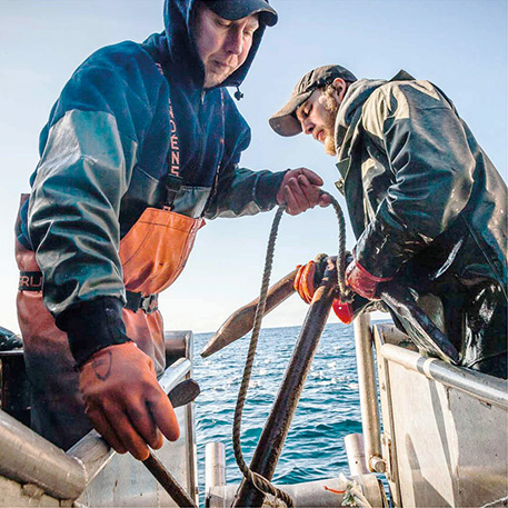 pescatori grado al lavoro su barche